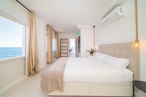 5 bedrooms, desk, iron/ironing board, travel crib