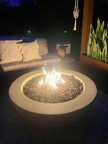 Serene garden setting w/private yard, dog-friendly, hot-tub, 7 min to beach