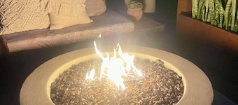 Serene garden setting w/private yard, dog-friendly, hot-tub, 7 min to beach