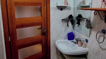 Asciugacapelli, bidet, asciugamani, sapone