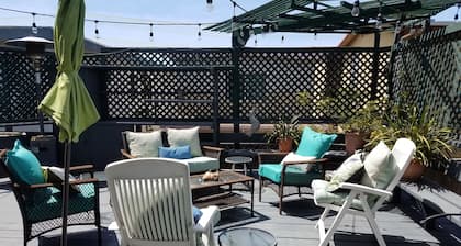 Cozy Cottage with deck and garden