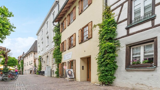 Un bâtiment européen traditionnel, sur lequel on peut lire l’inscription « HAARS STUDIO ATINA ».