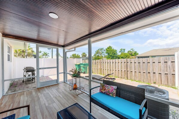 Terrace/patio - Naples Coastal Paradise Getaway By Vanderbilt Beach, Mercado and Whole Foods (Naples)