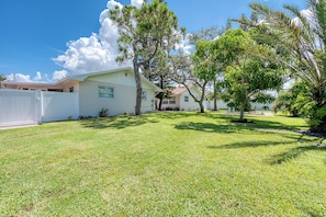 Property grounds - Naples Coastal Paradise Getaway By Vanderbilt Beach, Mercado and Whole Foods (Naples)