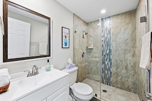 Shower, towels, toilet paper - Naples Coastal Paradise Getaway By Vanderbilt Beach, Mercado and Whole Foods (Naples)