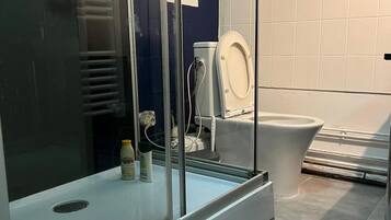 Serviettes fournies, savon, shampoing, papier toilette