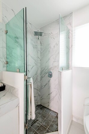 Douche, serviettes fournies, savon, shampoing