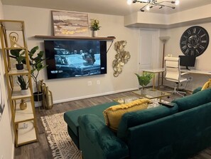 Smart TV, computer monitors - Elegant& modern Home (Stafford)