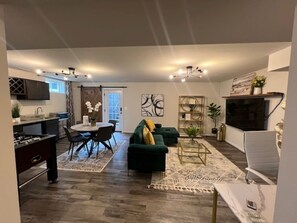 Smart TV, computer monitors - Elegant& modern Home (Stafford)