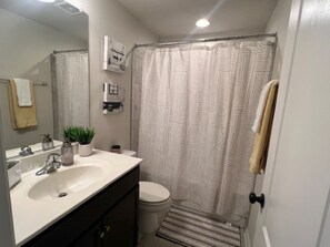 Hair dryer, towels, soap, toilet paper - Elegant& modern Home (Stafford)