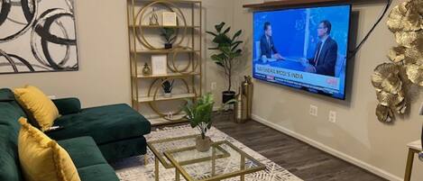 Smart-tv en een computerscherm