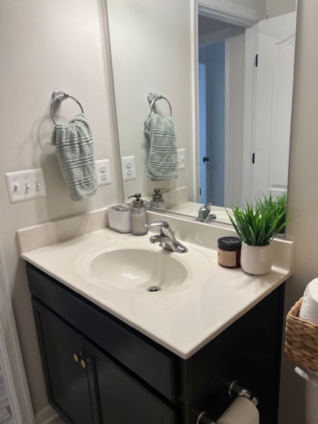 Sèche-cheveux, serviettes fournies, savon, papier toilette