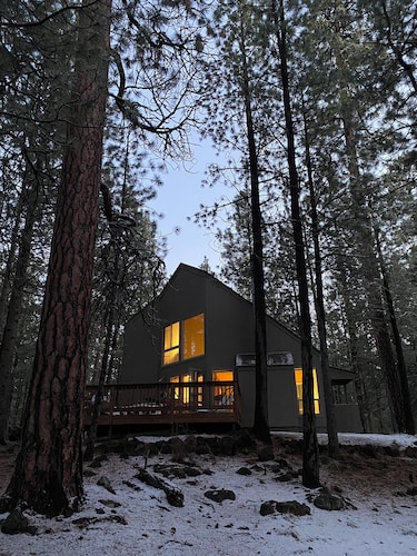 Cozy & Cool & Dog Friendly Cabin in Black Butte Ranch