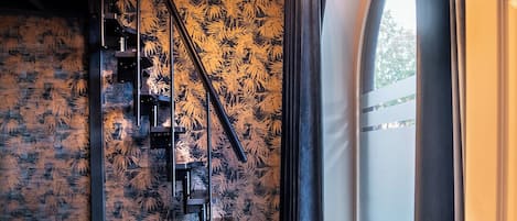 2 chambres, bureau, chambres insonorisées, fer et planche à repasser