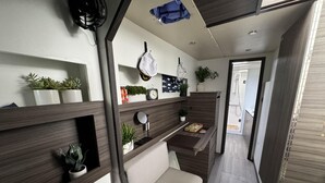 Une cuisine moderne avec des meubles en bois, un banc intégré et divers appareils de cuisine.