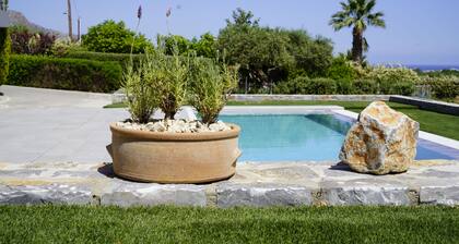 Relaxing place in the countryside, with a lovely pool and garden!