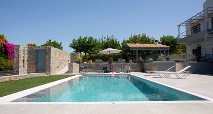 Relaxing place in the countryside, with a lovely pool and garden!