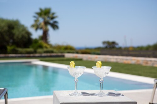 Relaxing place in the countryside, with a lovely pool and garden!