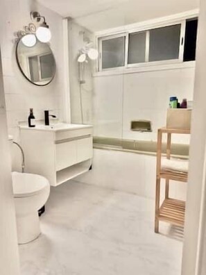 Set di cortesia gratuito, asciugacapelli, asciugamani, sapone
