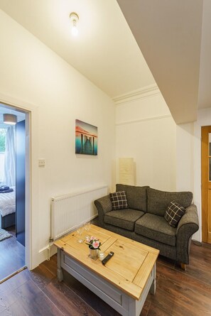 Apartamento | Zona de estar | Una televisión