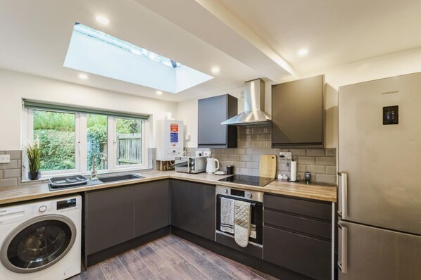 Refrigerador, microondas, horno, placa de cocina