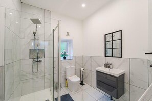 Apartment | Bathroom | Shower, free toiletries, hair dryer, towels - Immaculate 1-bed Apartment in Birmingham (Birmingham)