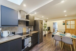 Refrigerador, microondas, horno, placa de cocina