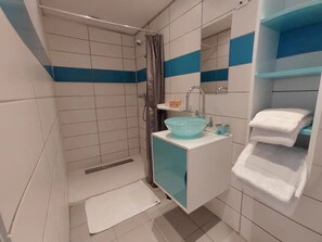 Douche, sèche-cheveux, serviettes fournies