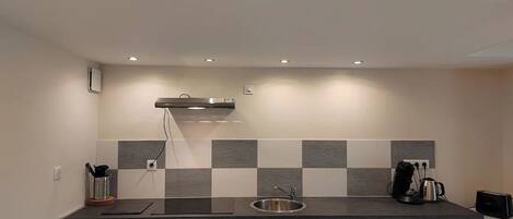 Réfrigérateur, micro-ondes, four, plaque de cuisson