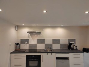 Frigorífico, microondas, horno y placa de cocina