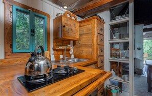 Réfrigérateur, four, plaque de cuisson, cafetière/bouilloire