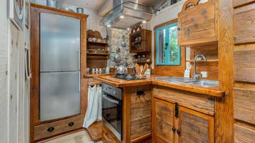 Frigorífico, horno, placa de cocina y cafetera o tetera