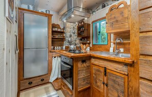 Fridge, oven, stovetop, coffee/tea maker