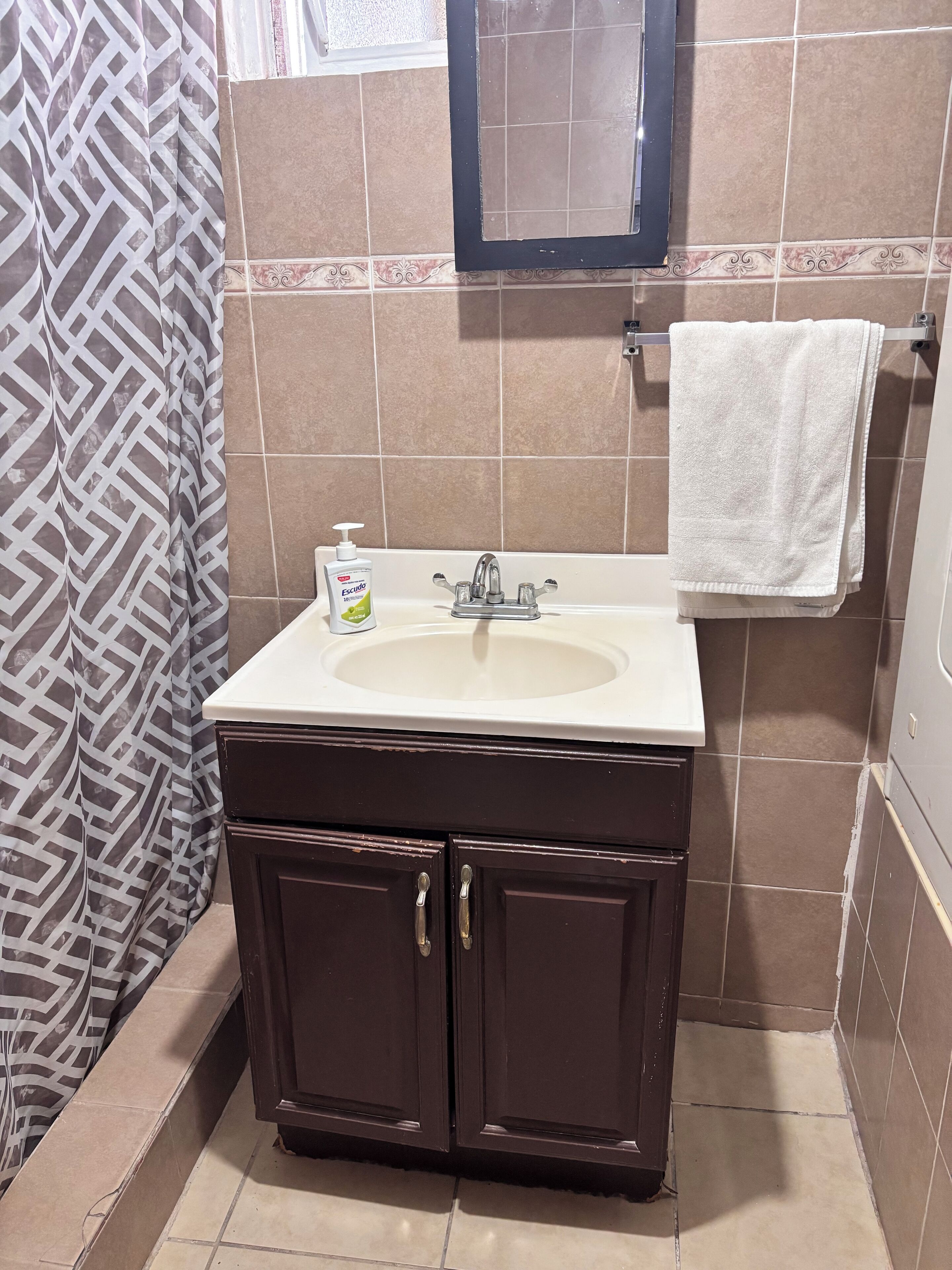 シャワー、タオル、トイレットペーパー