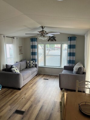 Smart TV - Cozy lake house in Badin Shores Resort! (New London)