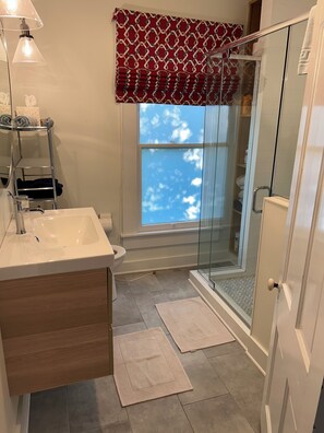 Shower, hair dryer, towels, soap - 3-bedroom historic vacation home newly renovated in the middle of Oxford MD. (Oxford)