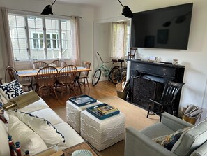 Smart TV, fireplace, books - 3-bedroom historic vacation home newly renovated in the middle of Oxford MD. (Oxford)