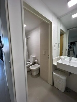 Haartrockner, Handtücher, Seife, Shampoo