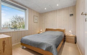 6 bedrooms, travel crib, free WiFi