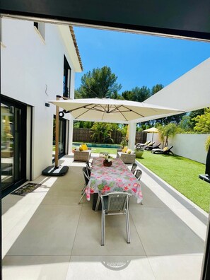 Outdoor dining - Ville Récente Piscine, Proche Plage , Proche Bandol, et Sanary (Sanary)