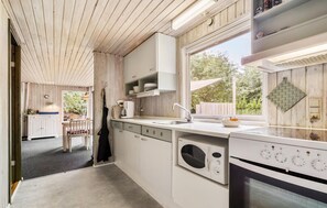 Jääkaappi, liesi, kahvin-/teenkeitin