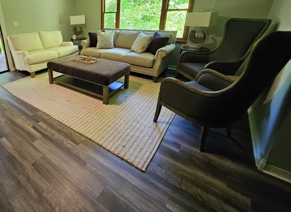 Smart-TV, Kamin, Bücher