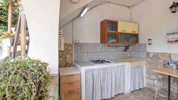 Kühlschrank, Herdplatte, Wasserkocher mit Kaffee-/Teezubehör