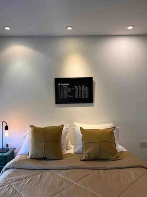 2 bedrooms, in-room safe, desk, iron/ironing board