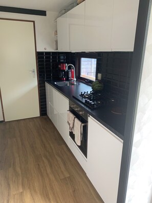 Fridge, oven, stovetop, coffee/tea maker - Charming dog-friendly lodge in, Veluwe. Enjoy the nature by walking or cycling. (Putten)