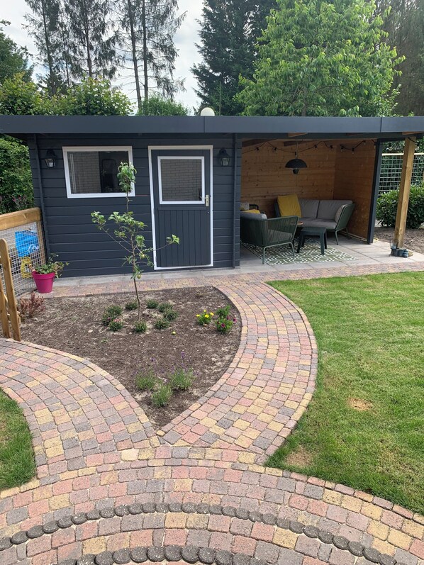 Terrace/patio - Charming dog-friendly lodge in, Veluwe. Enjoy the nature by walking or cycling. (Putten)