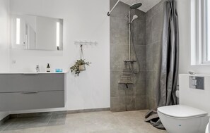 Shower - Awesome home in Haderslev with sauna (Haderslev)