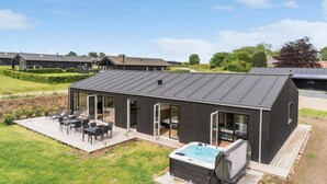A modern building with a covered patio, a hot tub, and a pool. - Awesome home in Haderslev with sauna (Haderslev)