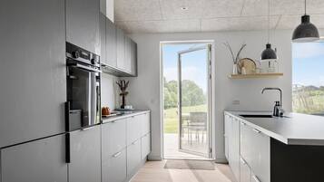 Frigorífico, horno, placa de cocina y lavavajillas