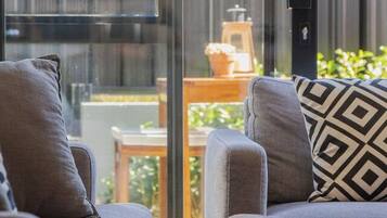 Una televisión, una chimenea